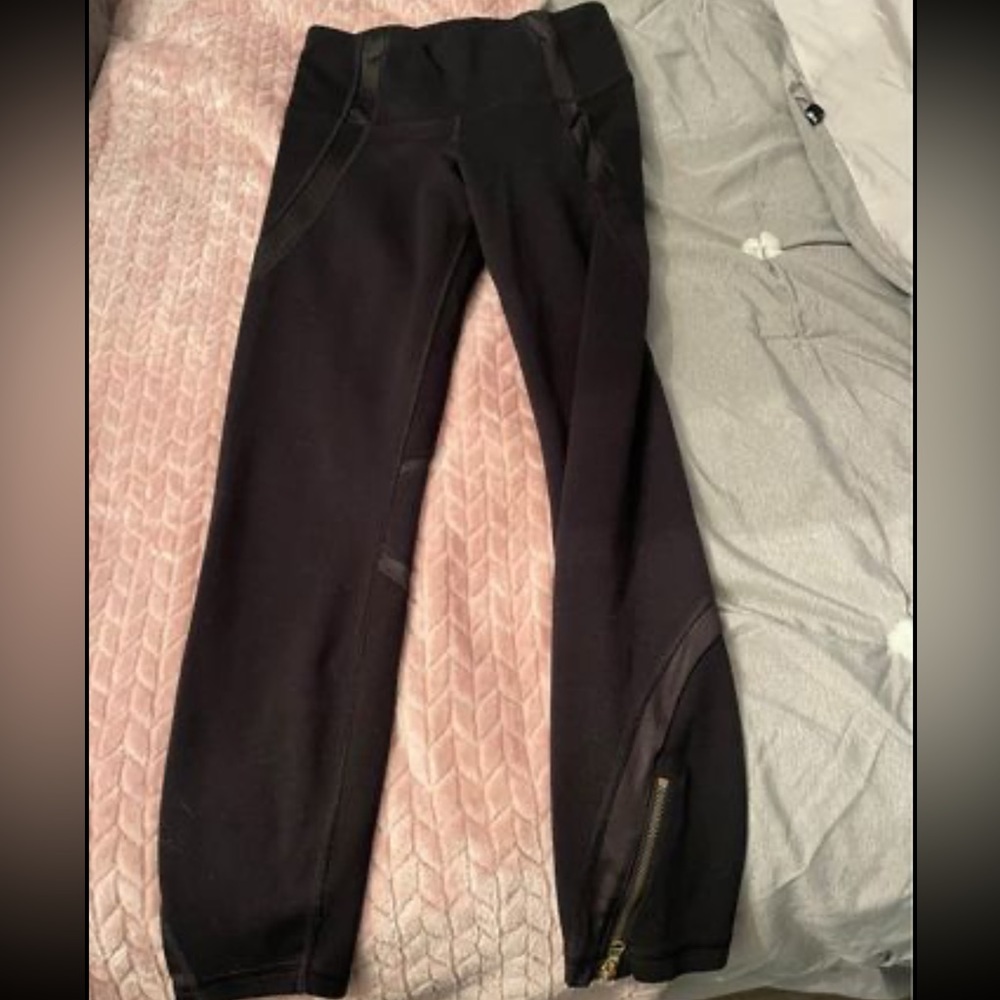 Cute leggings with bottom zipper, great for work or gym
